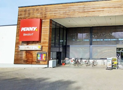 Sie sehen den Eingang vom Penny Markt in Berlin-Biesdorf Kulmseestraße 9