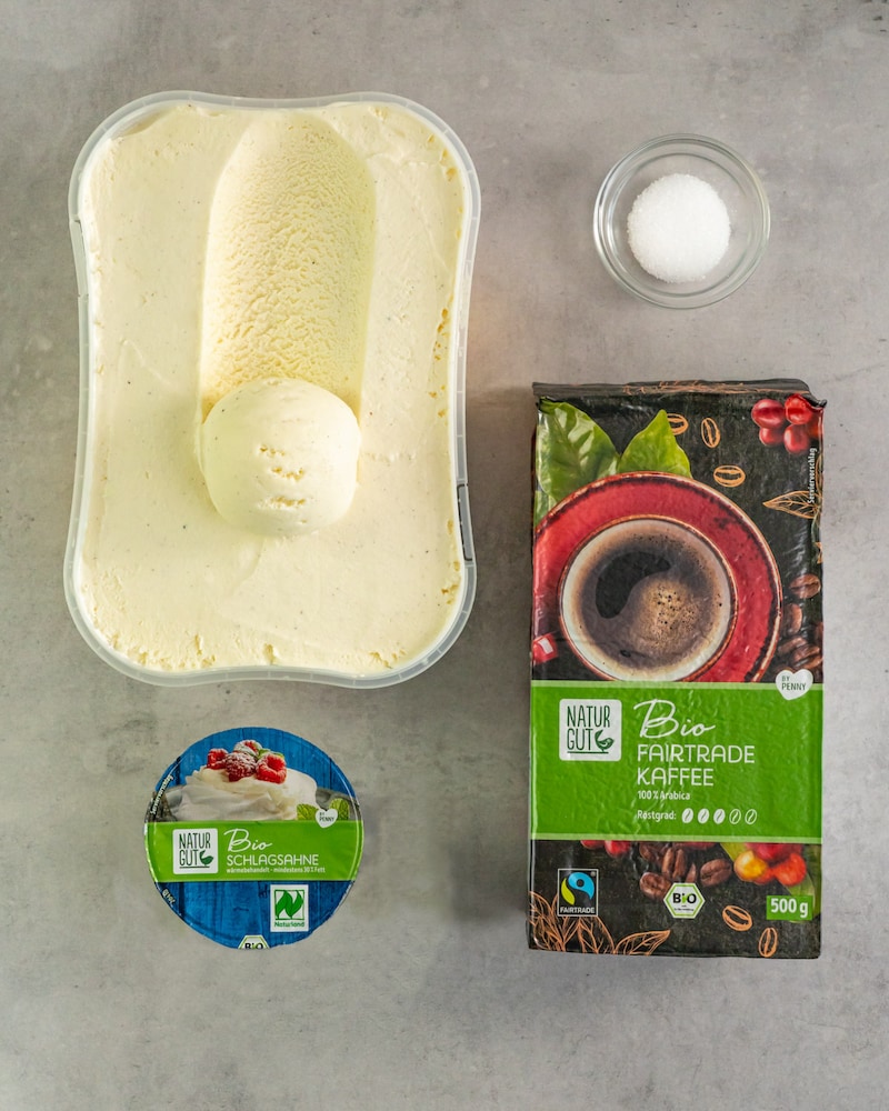 Das Bild zeigt die Zutaten für den Eiskaffee.