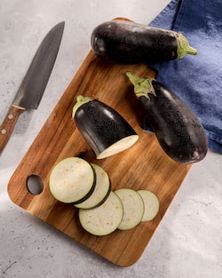 Dieses Bild zeigt frische Aubergine.