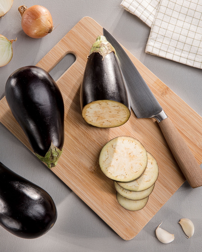 Dieses Bild zeigt die in Scheiben geschnittenen Auberginen.