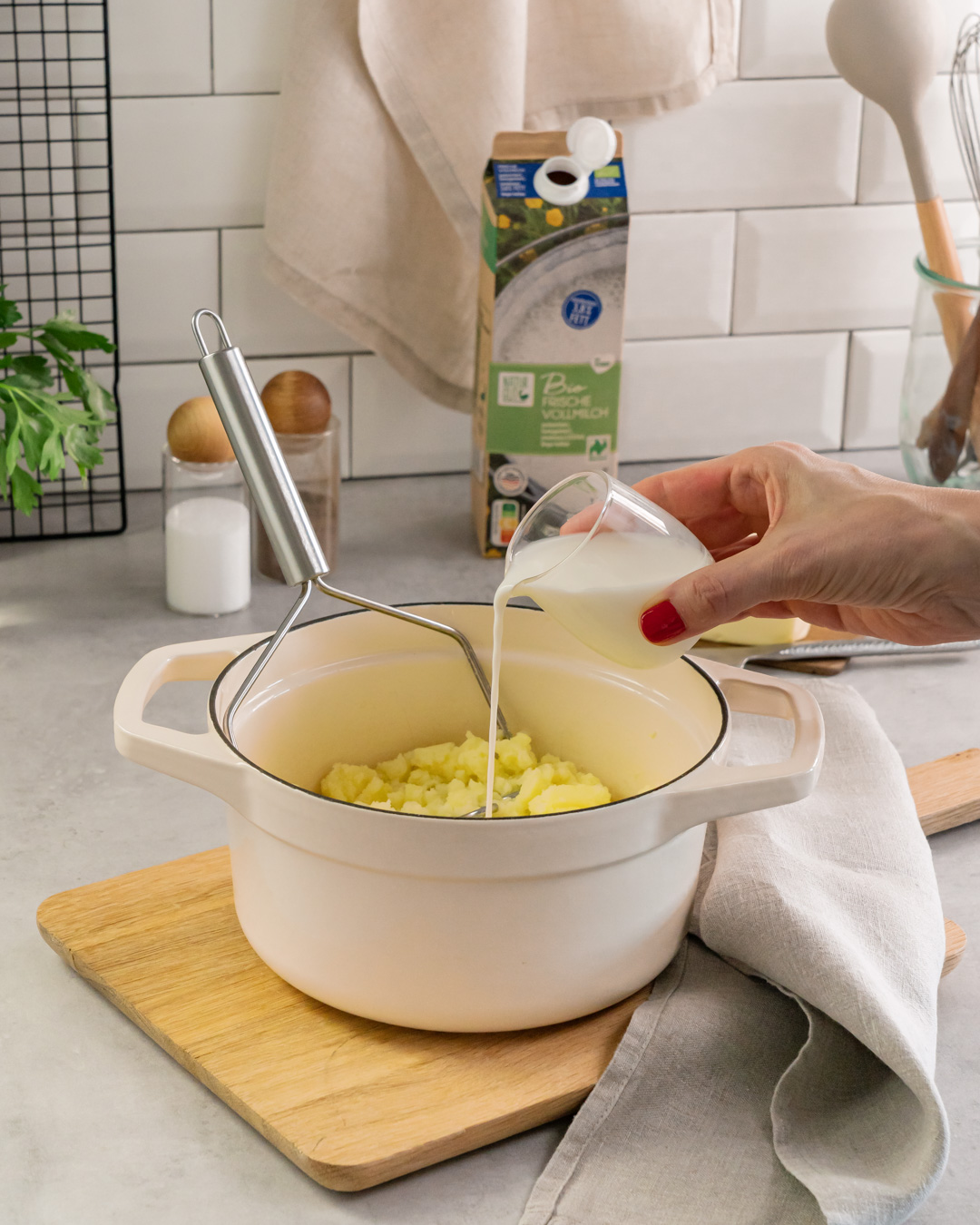 Dieses Bild zeigt wie das Kartoffelpüree gemacht wird.