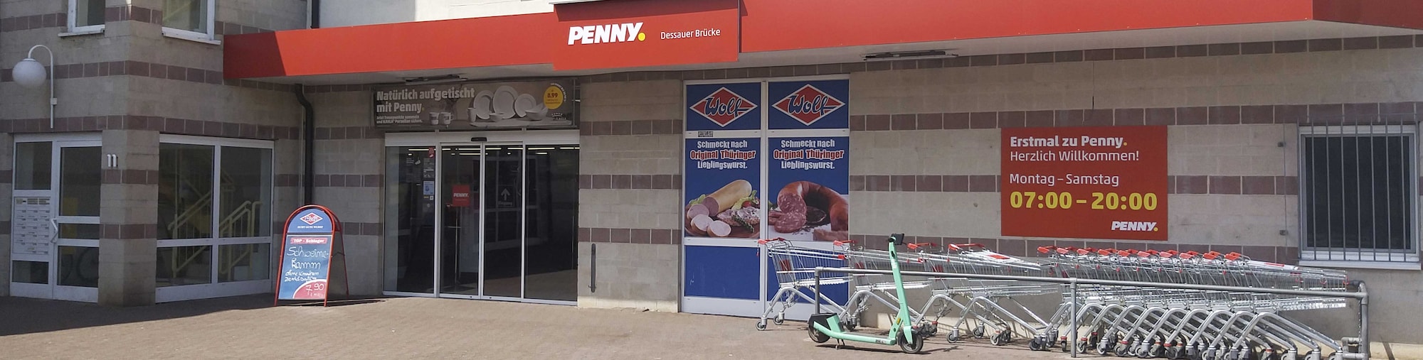 Sie sehen den Eingang vom Penny Markt in Halle (Saale), Dessauer Strasse 10
