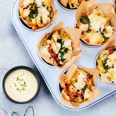 Bunte Nudelnester mit Tomate, Spinat und Burrata