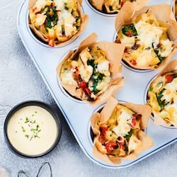 Bunte Nudelnester mit Tomate, Spinat und Burrata