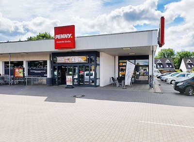 sie sehen den Eingang vom Penny Markt in Neumuenster Ehndorfer Str. 197