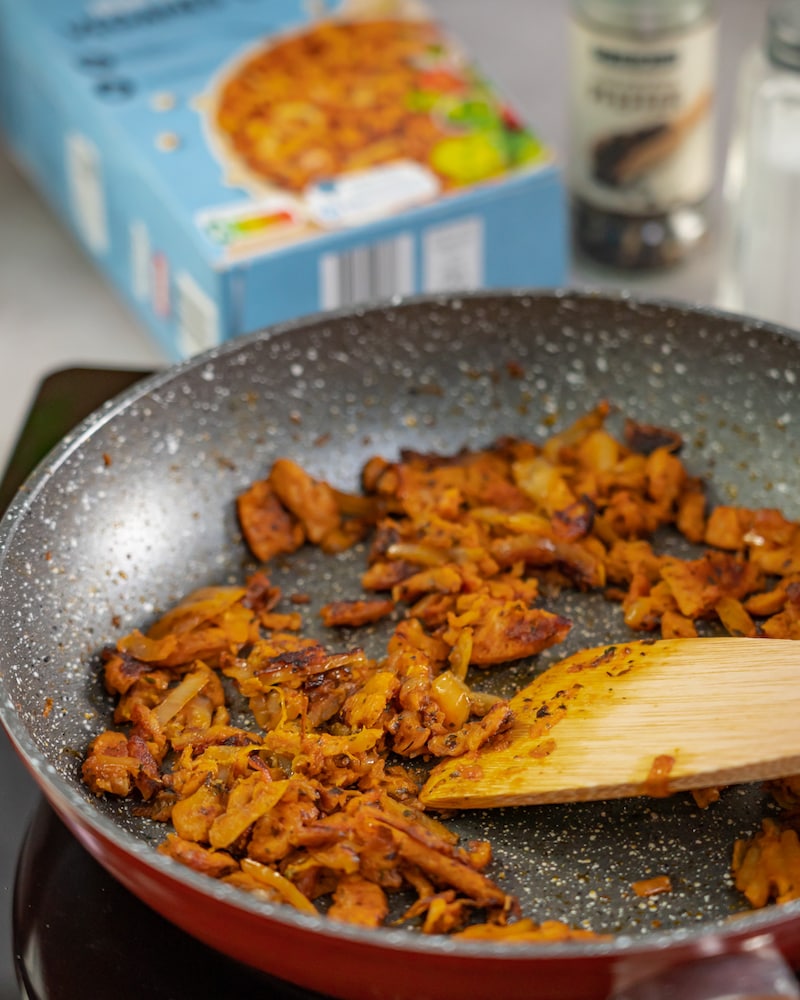 Dieses Bild zeigt, wie das Gyros in der Pfanne gebraten wird.