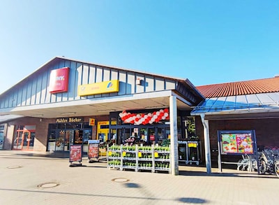sie sehen den Eingang vom Penny Markt in Albersdorf Friedrichstr. 1-3