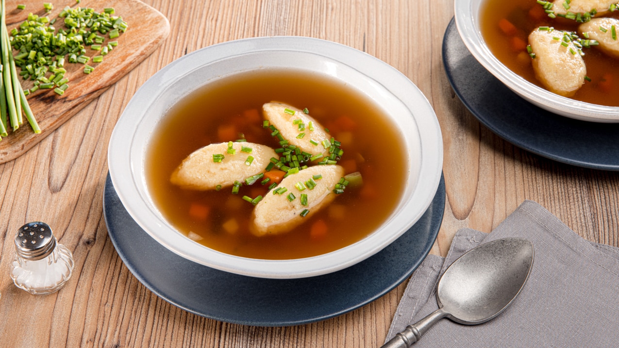 Dieses Bild zeigt die fertige Grießklöschensuppe.
