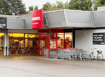 Sie sehen den Eingang vom Penny Markt in Augsburg/Baerenkeller, Holzweg 45