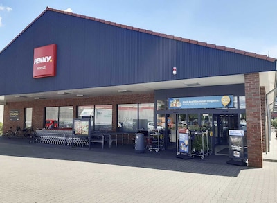 Sie sehen den Eingang vom Penny Markt Düsseldorf – Heerdt Wiesenstrasse 30