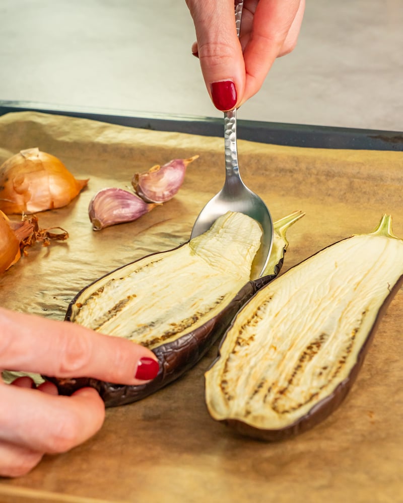 Dieses Bild zeigt wie das Fruchtfleisch aus der Aubergine gehüllt wird.