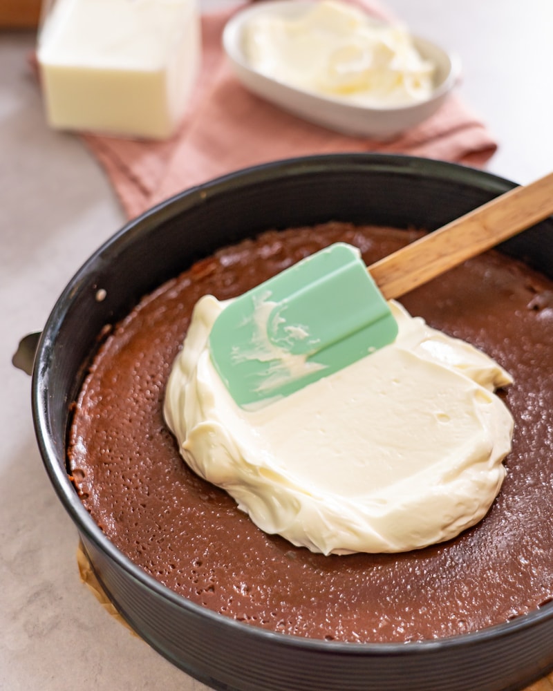 Dieses Bild zeigt wie der Kuchen bestrichen wird.