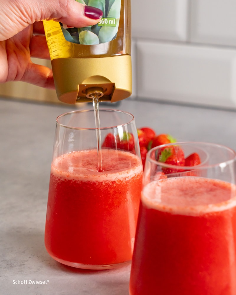 Dieses Bild zeigt wie der Agavendicksaft hinzugegeben wird.
