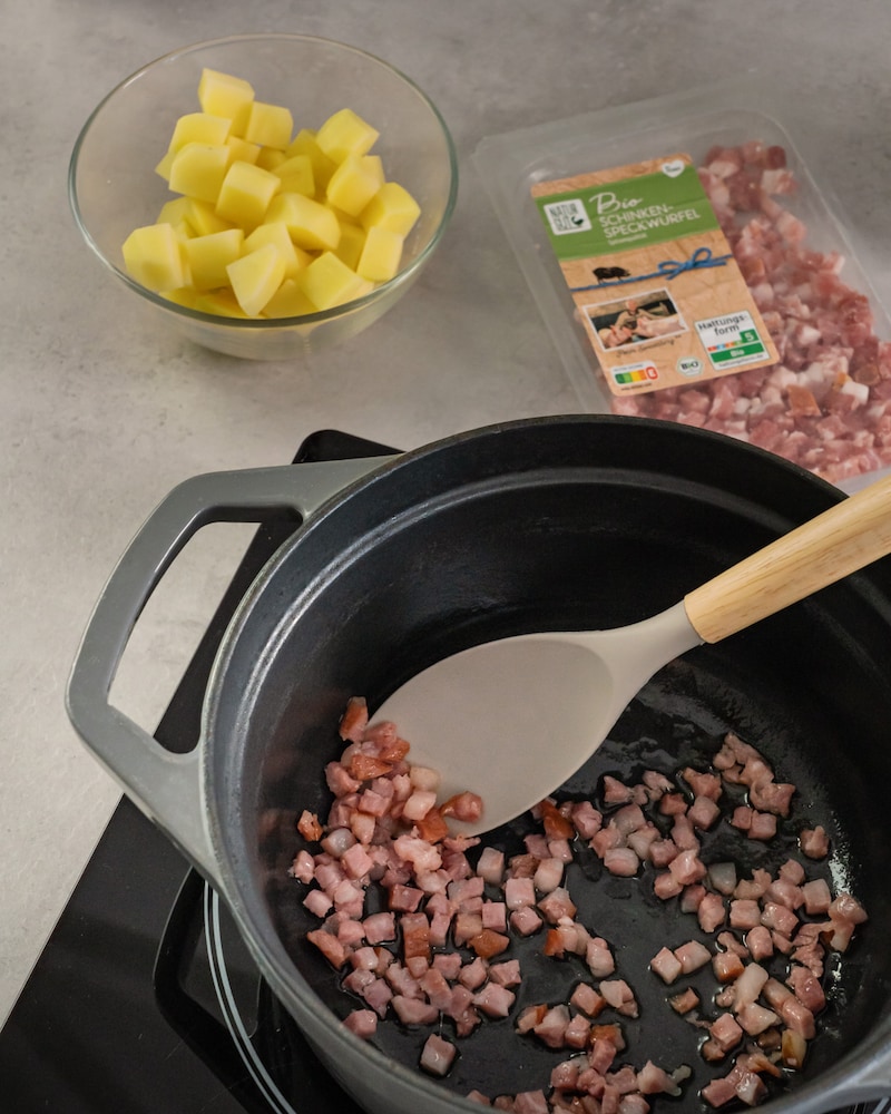 Dieses Bild zeigt wie die Speckwürfel angebraten werden.