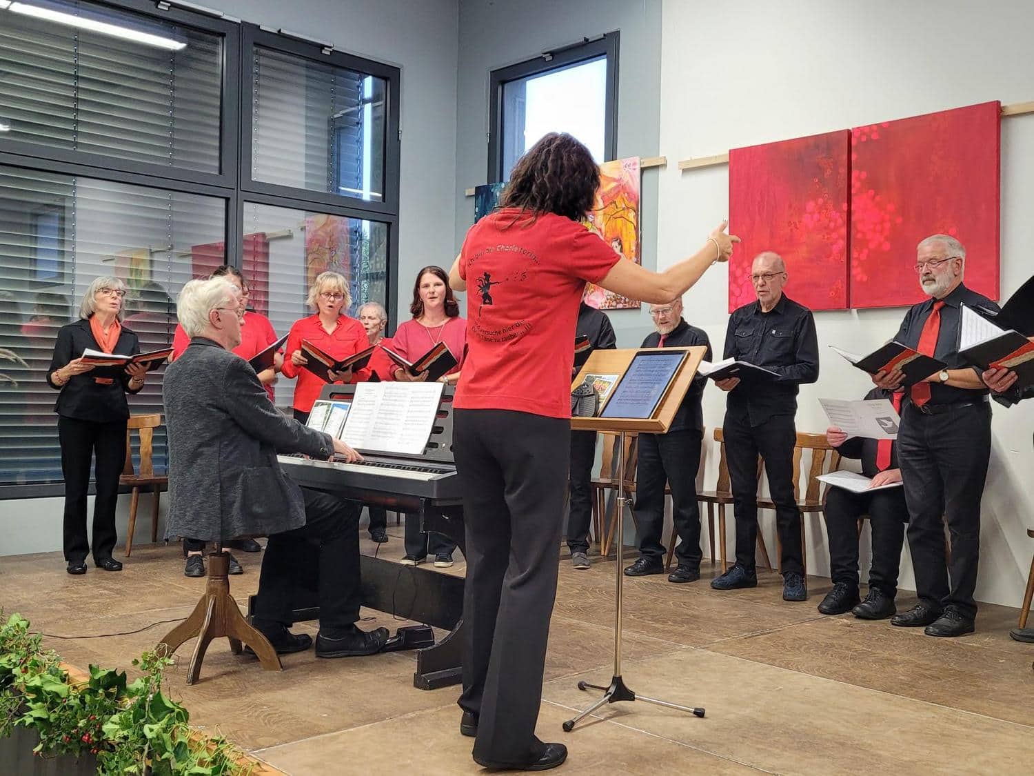 Vereinsmitglieder ueben fuer ihre Musikauffuehrung