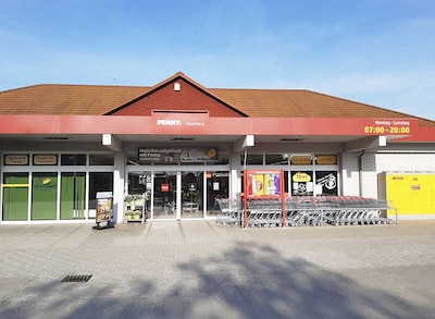 Sie sehen den Eingang vom Penny Markt in Hirschberg Lobensteiner Strasse 14