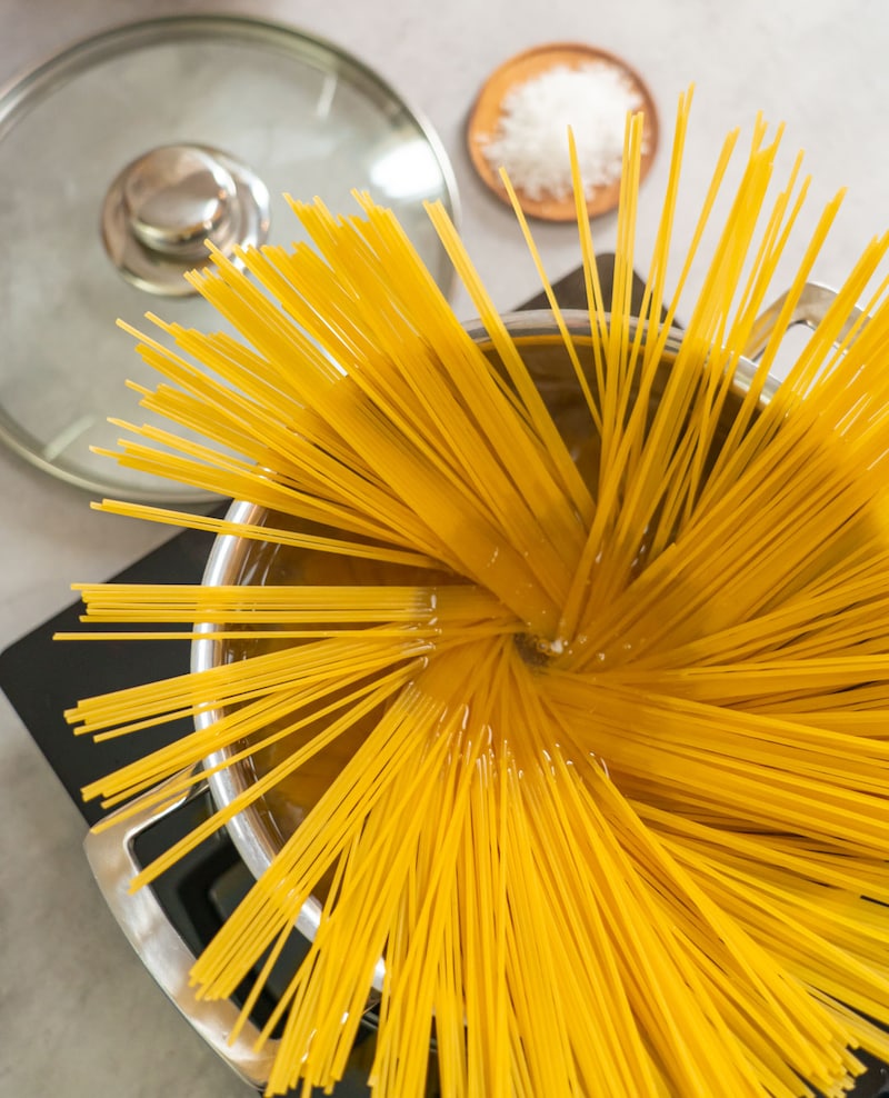 Diese Bild zeigt die Zubereitung der Spaghetti.