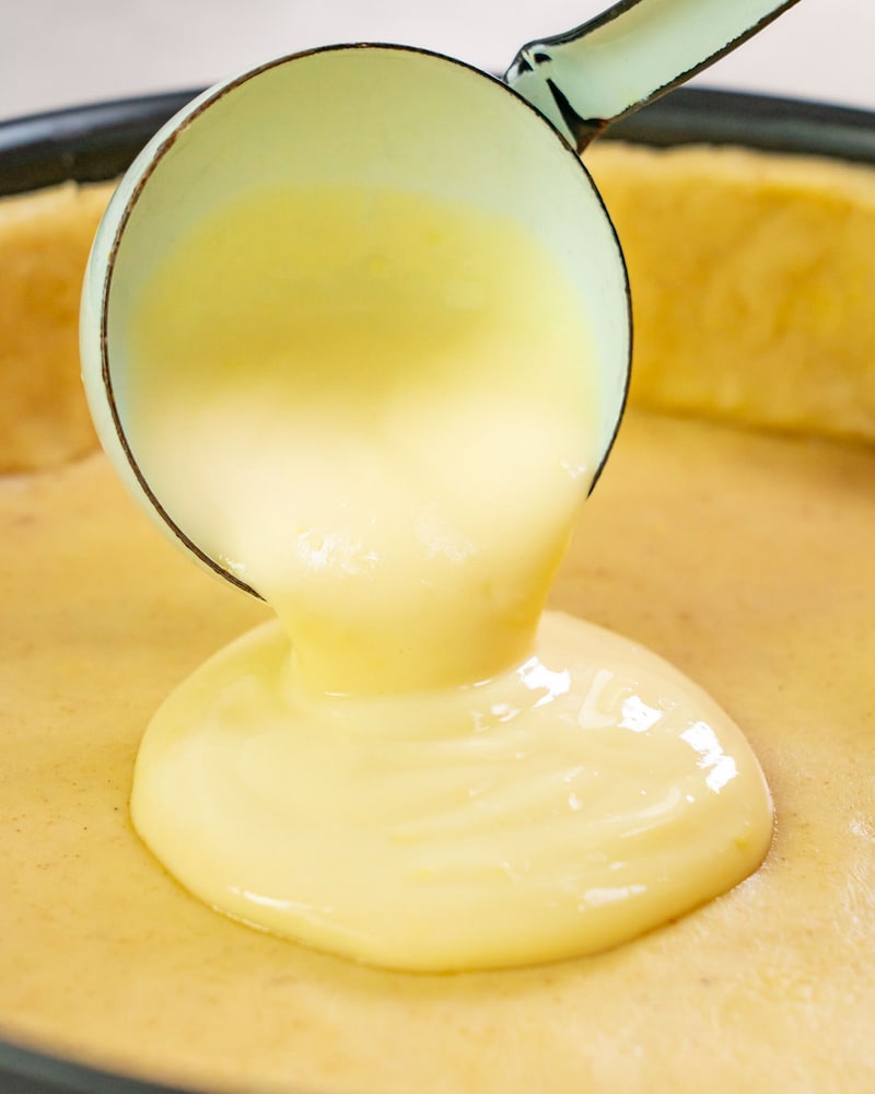 Dieses Bild zeigt wie die Sauce in den Teig gegeben wird.