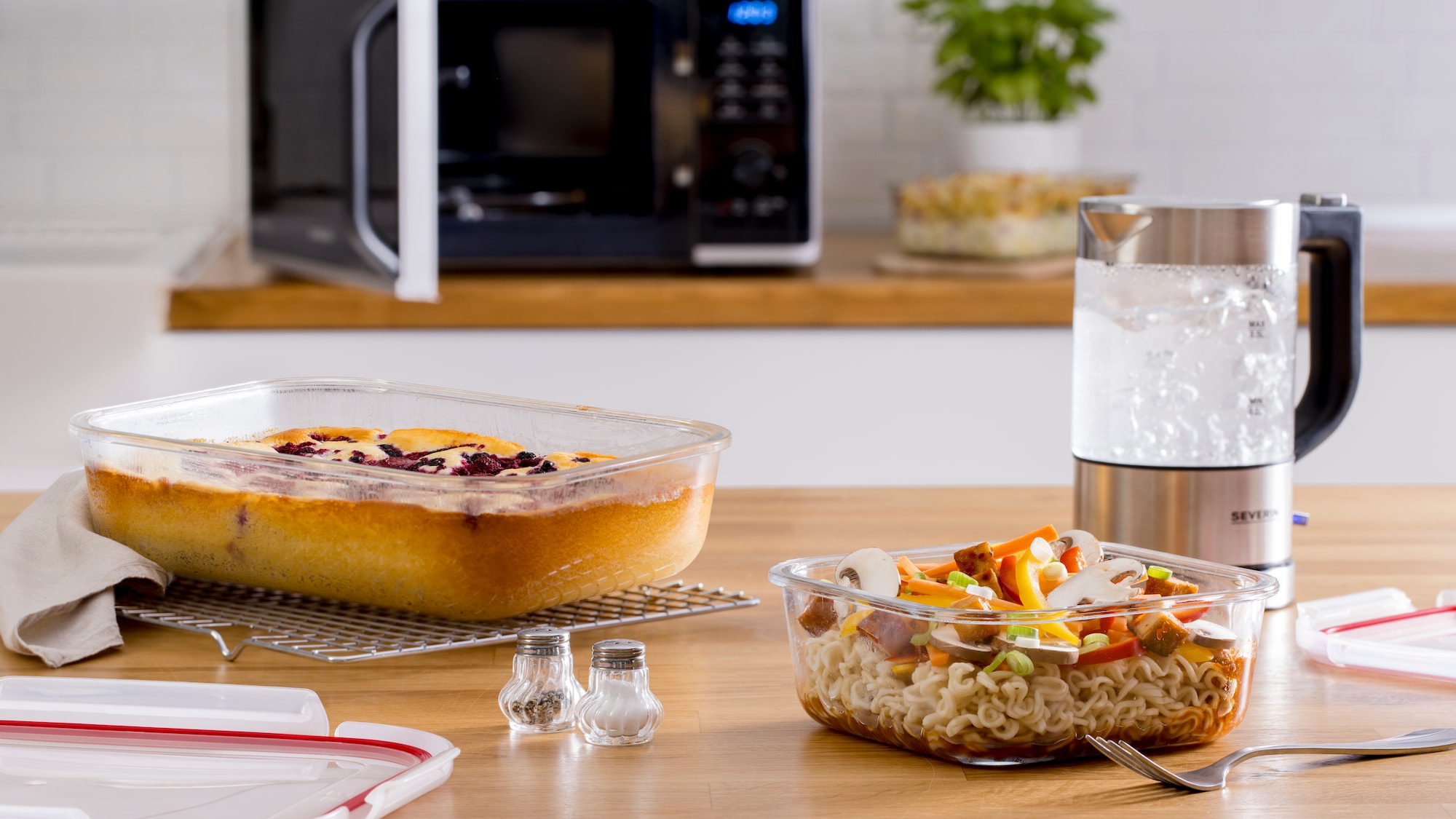 Zwei Glasdosen mit Aufläufen