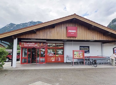 Sie sehen den Eingang vom Penny Markt in Inzell Adlgasser Str. 46