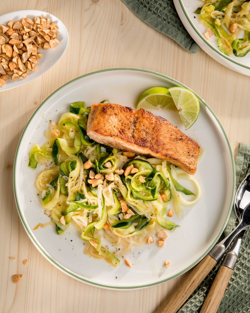 Auf diesem Bild siehst du unsere Asiatischen Zucchininudeln mit Lachs.