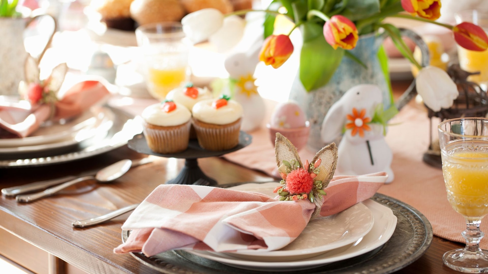 Gedeckter Ostertisch für Brunch