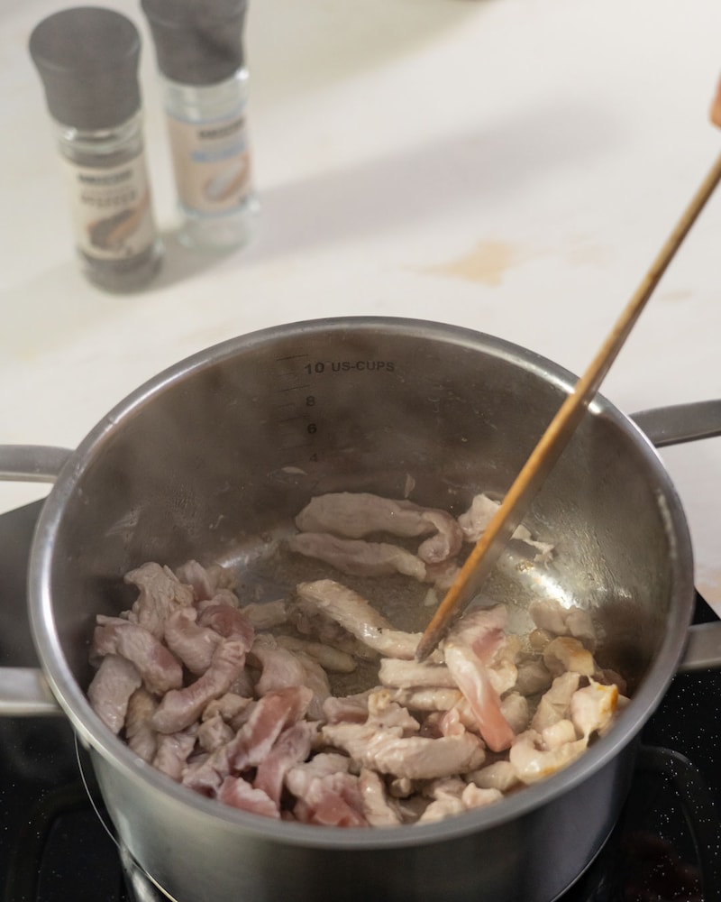 Dieses Bild zeigt wie Geschnetzeltes gebraten wird.