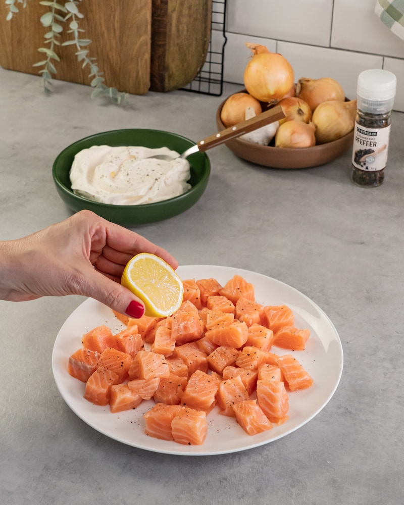 Dieses Bild zeigt wie der Lachs gewürzt wird.