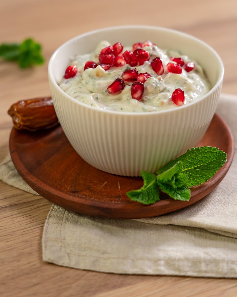 Exotische Dattelcreme mit frischer Minze und Currynote