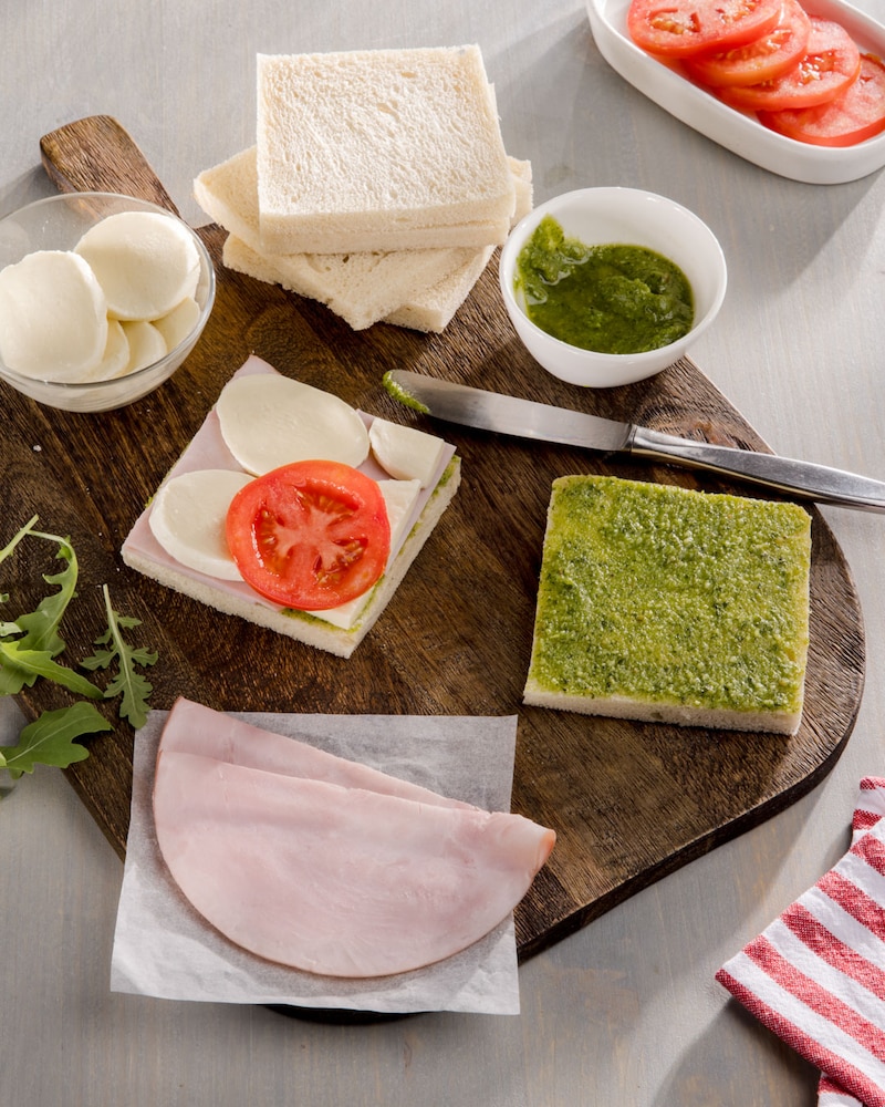 Dieses Bild, zeigt die Zutaten für das Tramezzini Caprese.