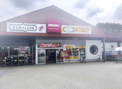 Sie sehen den Eingang vom Penny Markt in Langenwetzendorf Greizer Str. 2