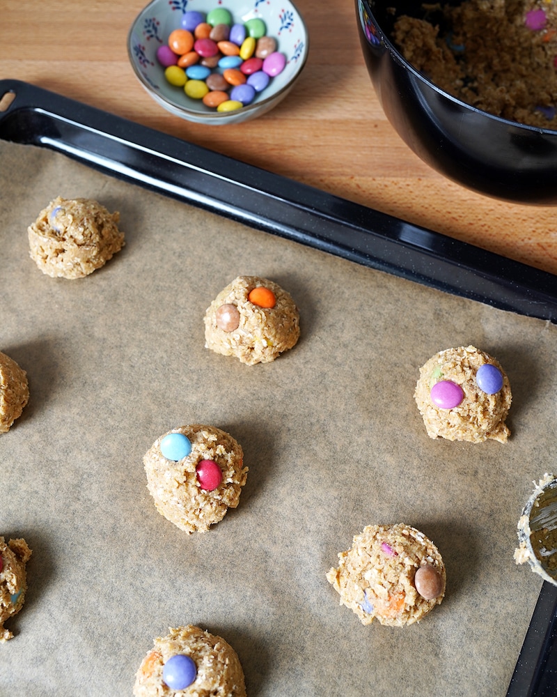 Das Bild zeigt, wie die Cookies auf dem Backblech portioniert werden.