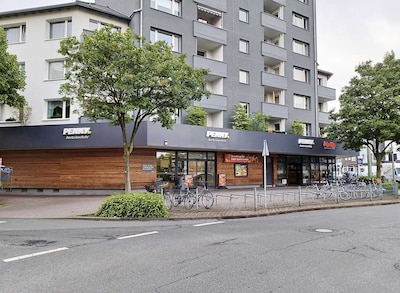 Sie sehen den Eingang vom Penny Markt Dinslaken Wallstraße 33-35