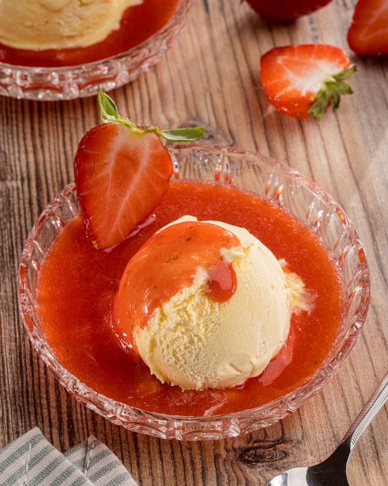 Dieses Bild zeigt die fertige Erdbeersoße mit Eis.