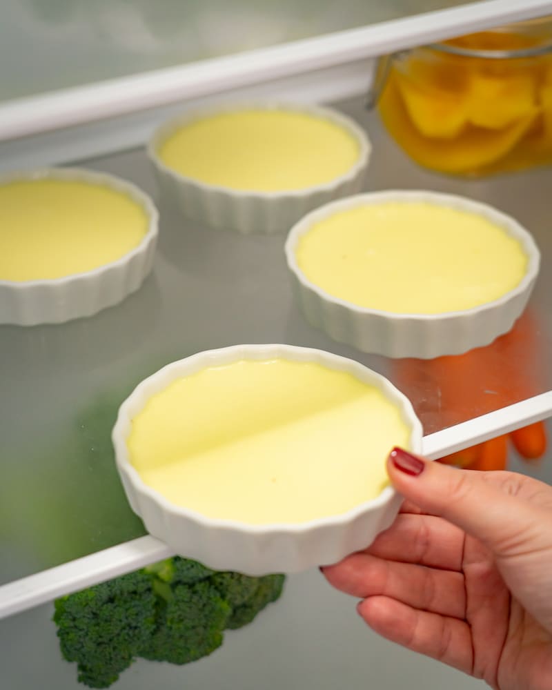 Dieses Bild zeigt wie die Crème Brûlée in den Kühlschrank gegeben wird.