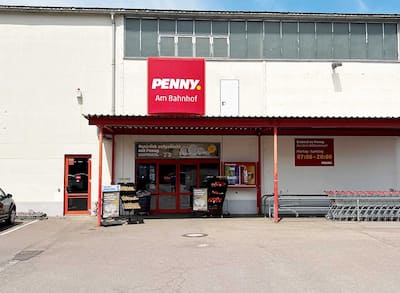 Sie sehen den Eingang vom Penny Markt in Rosswein Etzdorfer Str. 4