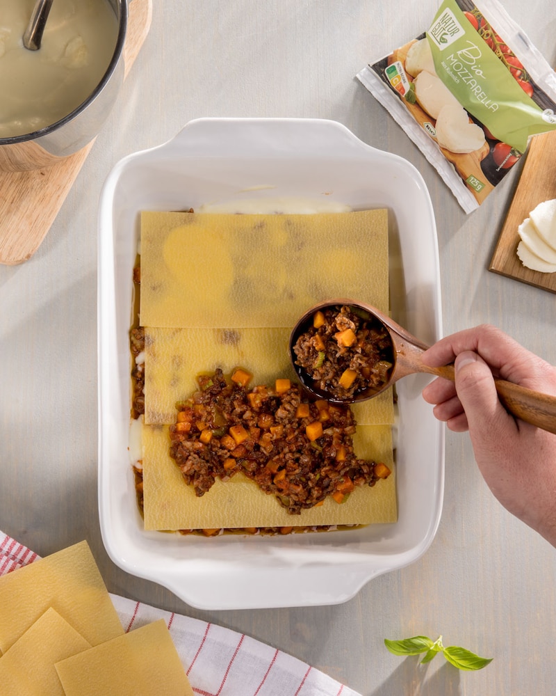 Dieses Bild zeigt, wie die Lasagne geschichtet wird. 