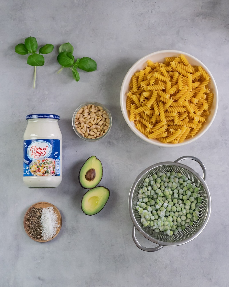 Dieses Bild zeigt die Zutaten für den Nudelsalat mit Avocado.