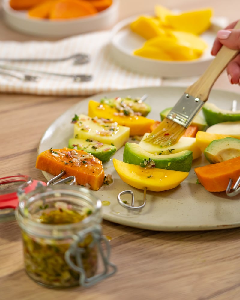Süßkartoffel-Spieße mit Grillkäse, Avocado und Mango