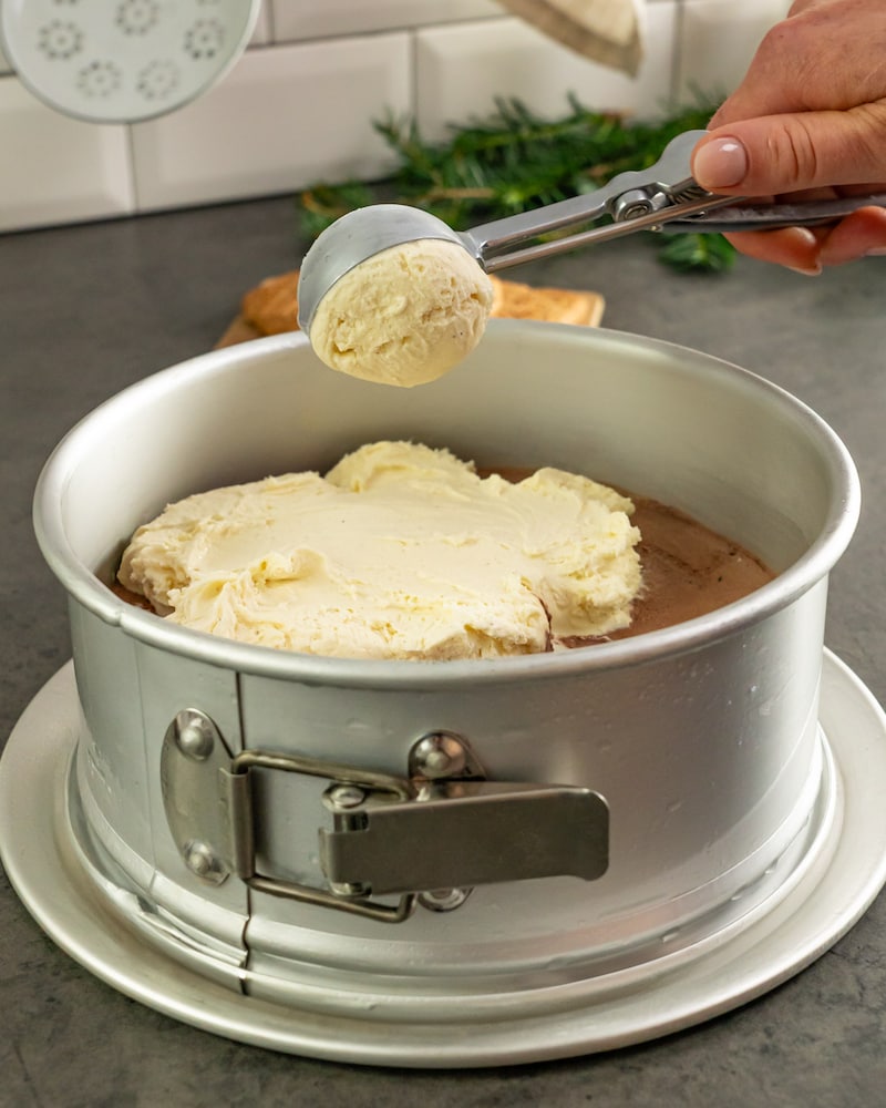 Dieses Bild zeigt wie das Eis auf die Schokoladenschicht gegeben wird.