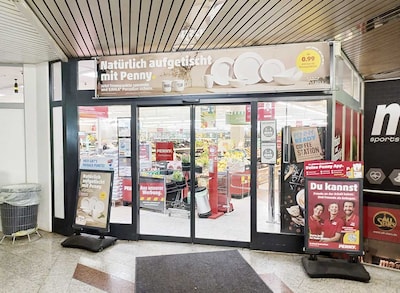 Sie sehen den Eingang vom Penny Markt in Stuttgart/Neugereut, Flamingoweg 5