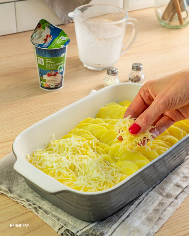 Auf diesem Bild siehst du wie Käse verstreut wird.