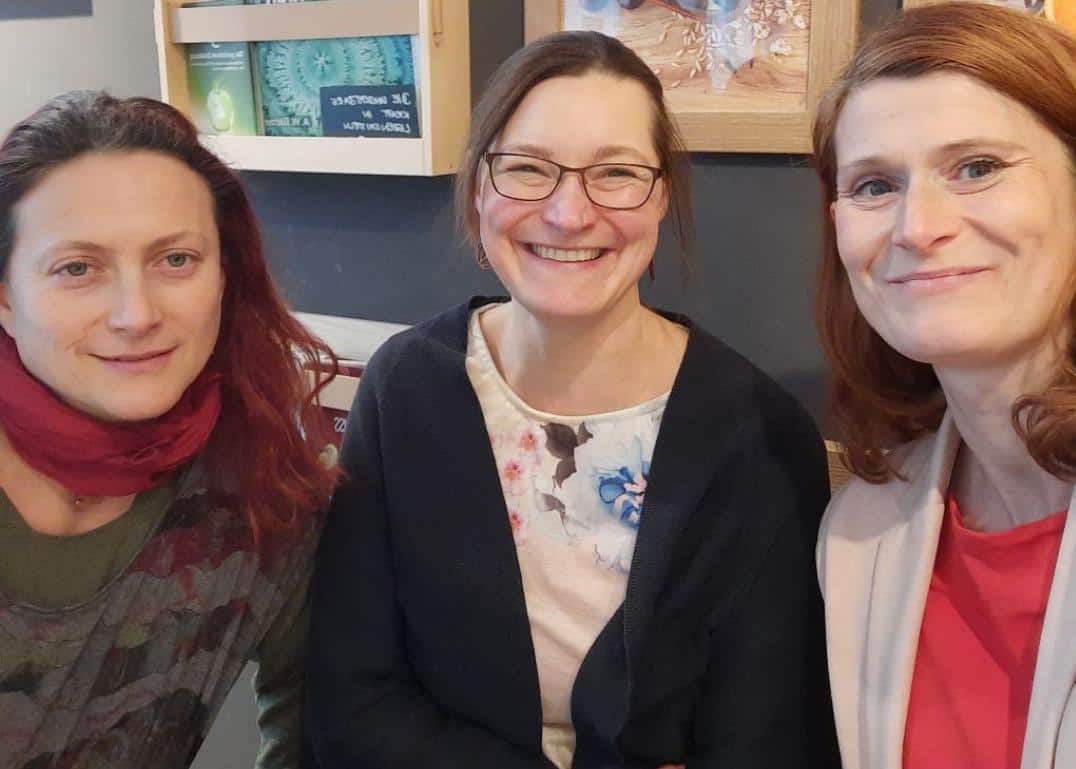 Vereinsmitglieder laecheln in die Kamera