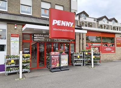 Sie sehen den Eingang vom Penny Markt Mönchengladbach – Holt Josef-Drauschke-Strasse 97