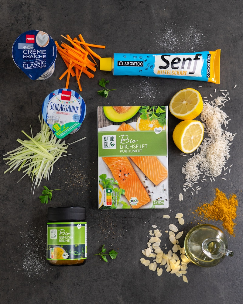 Lachsfiletstreifen auf Gemüse Julienne mit Curryreis 