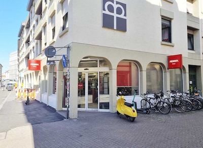 Sie sehen den Eingang vom Penny Markt in Heidelberg/Altstadt, Ploeck 13-21