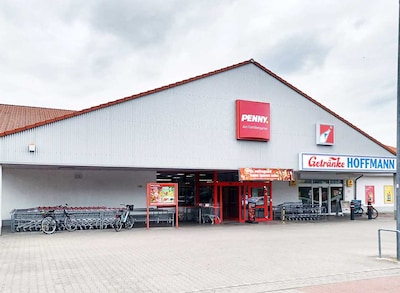 Sie sehen den Eingang vom Penny Markt in Eberswalde Lichterfelder Strasse 10