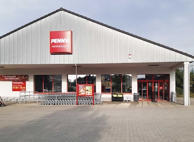 Sie sehen den Eingang vom Penny Markt in Hartmannsdorf Leipziger Strasse 23A