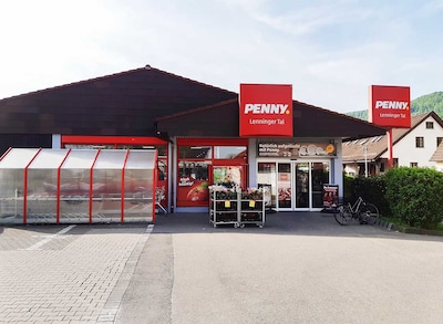 Sie sehen den Eingang vom Penny Markt in Lenningen/Unterlenningen, Bahnhofstrasse 12