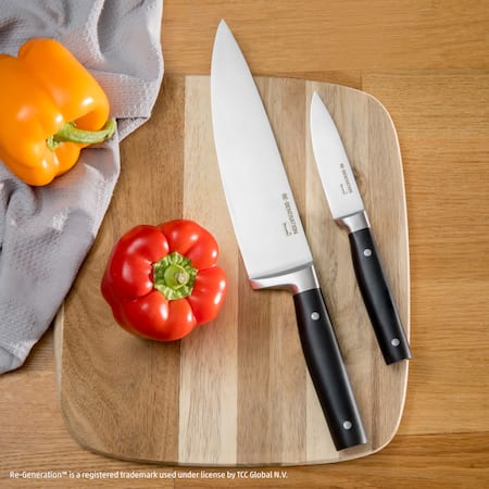 Dieses Bild zeigt wie eine Paprika geschnitten wird.